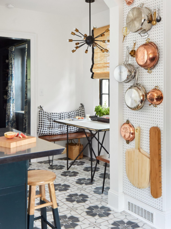 Rak gantung untuk menyimpan panci dan wajan